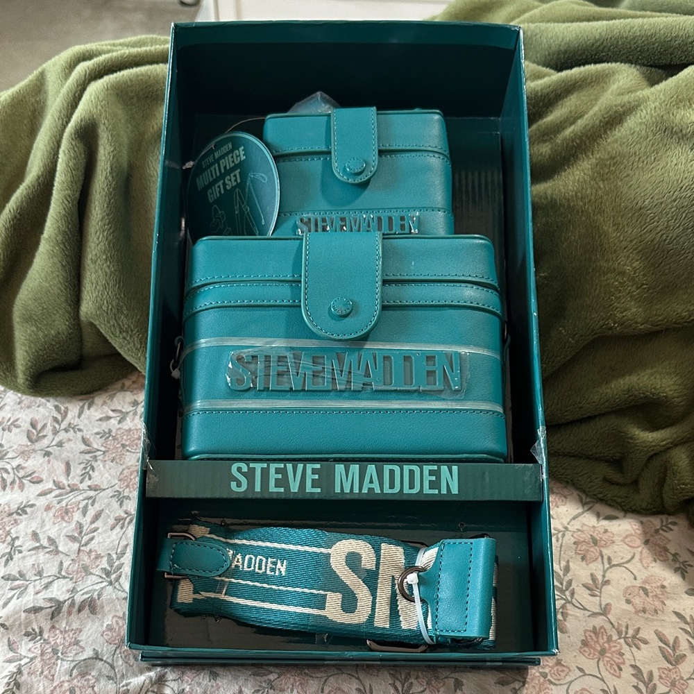 Steve Madden Turquoise crossbody set